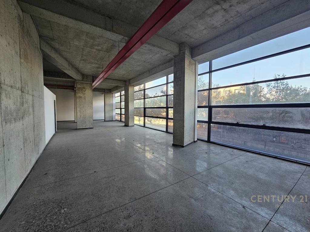 Godinë 10-Katëshe për Qira në Rrugën e Kavajës – 4 500 m² Ndërtim