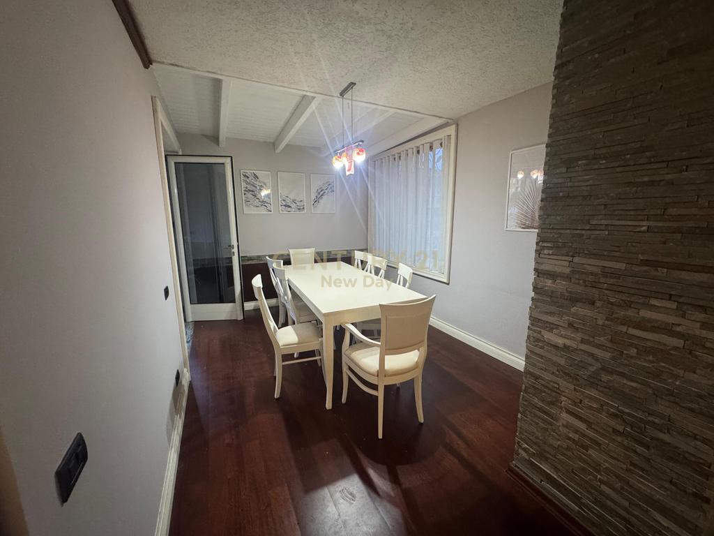 Shitet Apartament 2+1+2 , zona Mali Robit.