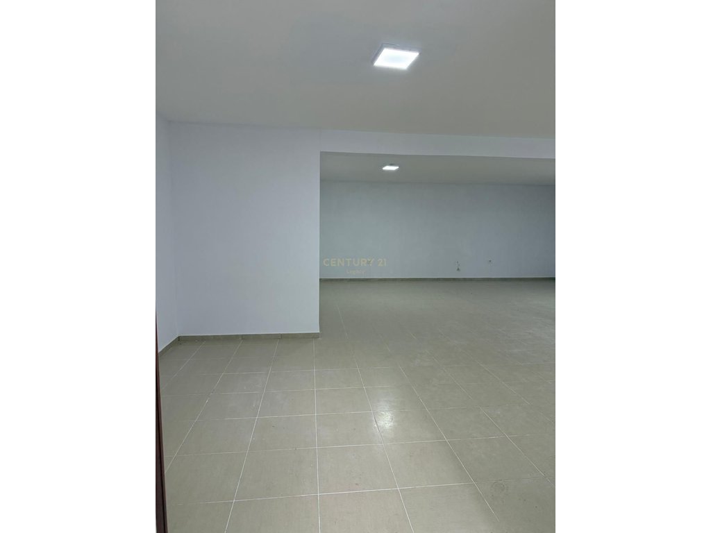 Jepet me qira dyqan 90 m² te Kopshti Botanik, Tiranë!!