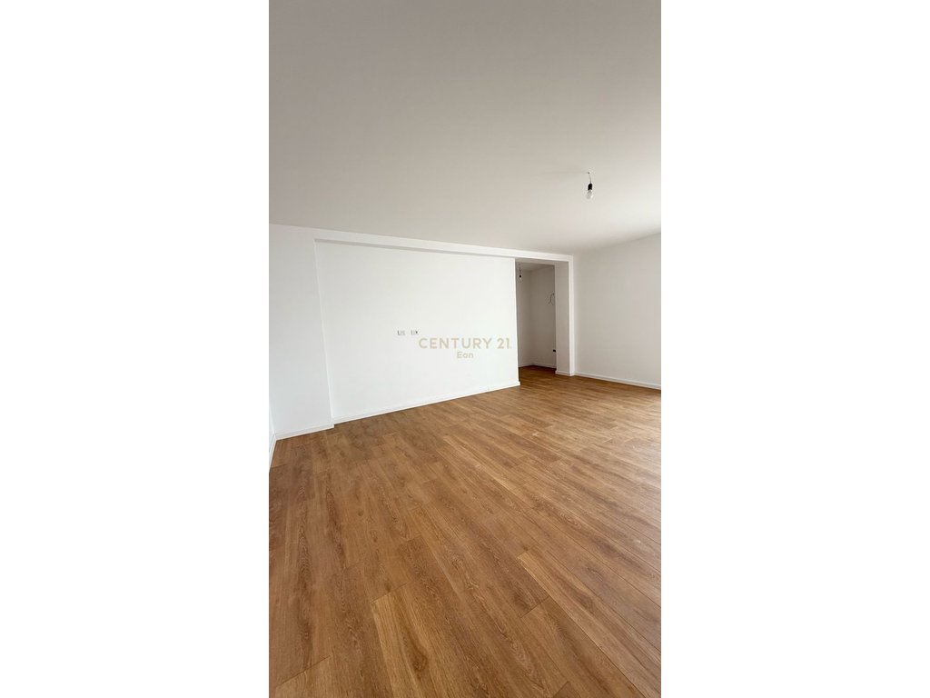 SHITET APARTAMENT 2+1+2 , PRANE UJESJELLESIT DURRES !