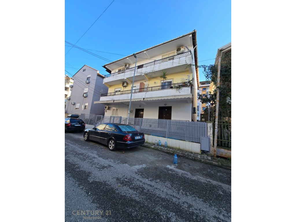 Shitet kati 1-re i nje vile ne zonen e Selitës  dhe njesi biznesi ne -1
Mundesi ideale Projektimi ne dy apartamente Dupleks