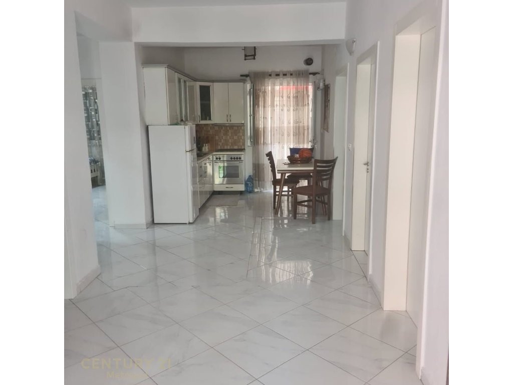 Shitet kati 1-re i nje vile ne zonen e Selitës  dhe njesi biznesi ne -1
Mundesi ideale Projektimi ne dy apartamente Dupleks