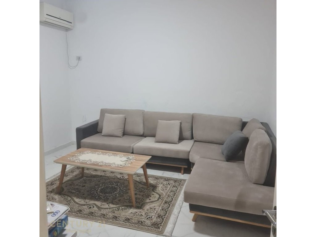 Shitet kati 1-re i nje vile ne zonen e Selitës  dhe njesi biznesi ne -1
Mundesi ideale Projektimi ne dy apartamente Dupleks