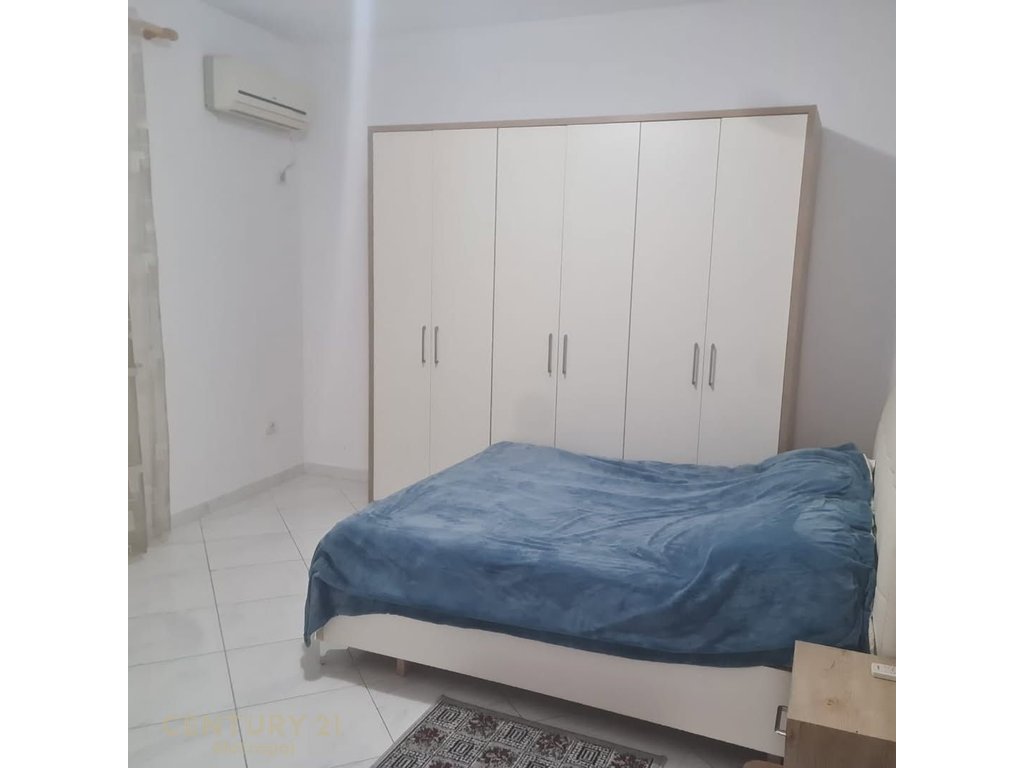 Shitet kati 1-re i nje vile ne zonen e Selitës  dhe njesi biznesi ne -1
Mundesi ideale Projektimi ne dy apartamente Dupleks
