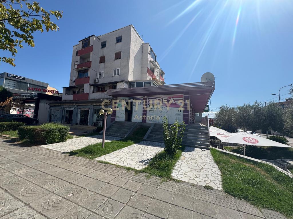 Shitet njësi komerciale në hyrje të Elbasanit, te rrethrrotullimi i Luleve
