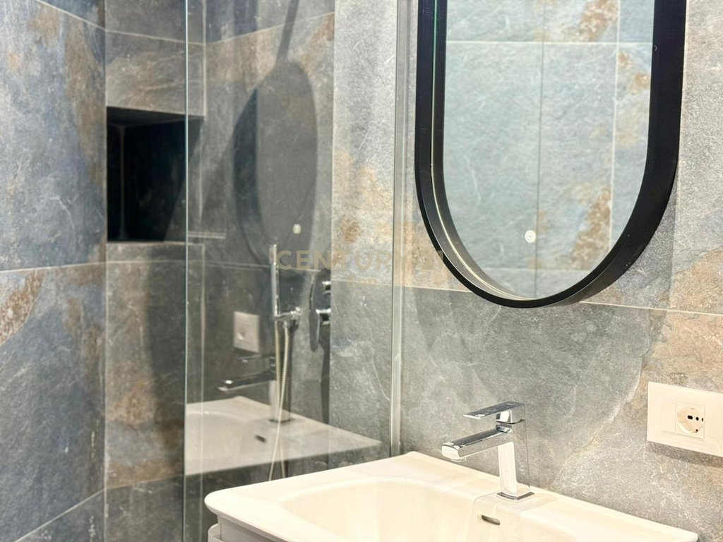 SHITET SUPER APART-HOTEL LUKSOZ ME PAMJE BALLORE DETI NE QENDER TE DURRESIT !