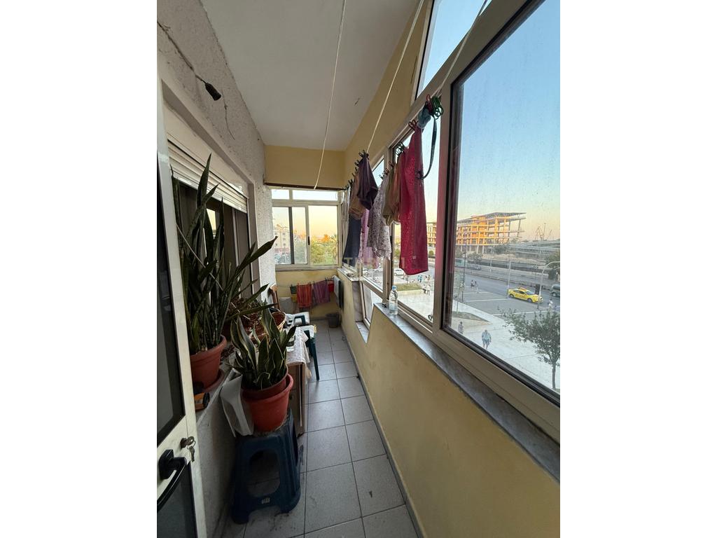 SHITET APARTAMENT 2+1 TEK STACIONI I TRENIT !!!