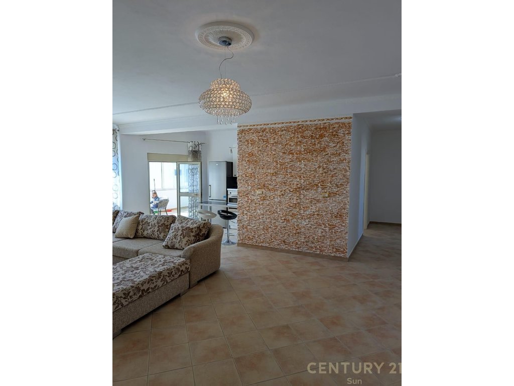 SHITET APARTAMENT 3+1 PRANE STADIUMIT DURRES!