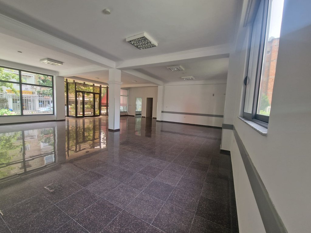Godinë 2-Katëshe me Qira – Ideale për Klinika dhe Zyra ne Porcelan!