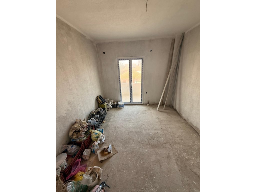 INVESTIM I SIGURT – APARTAMENT NË SHITJE ME PAMJE NGA RRUGA KRYESORE E VOLOREKËS!!!
