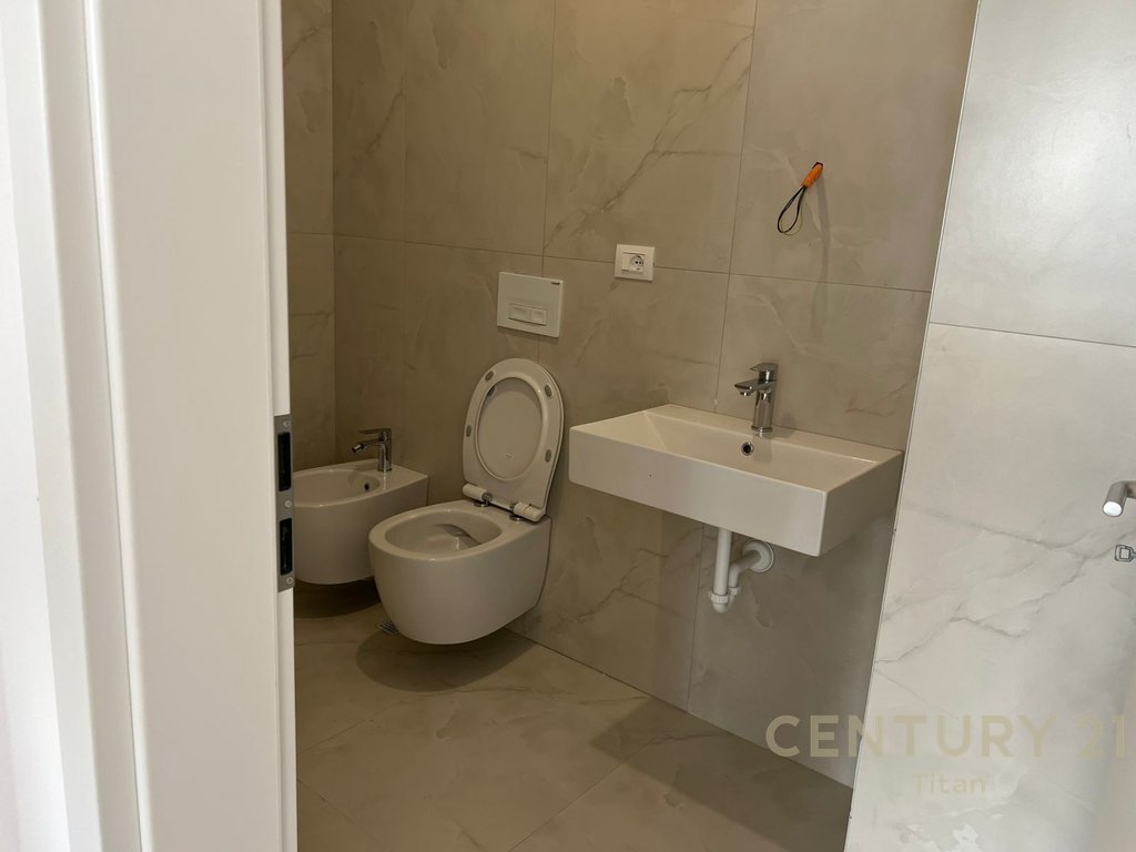 Shitet apartament 1+1, ne rezidencen OxA, Fresk!