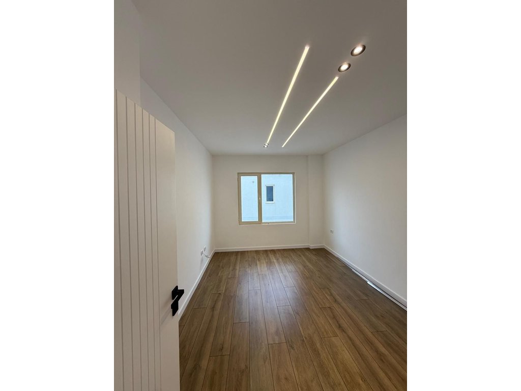 Shitet apartament 1+1 në Tushemisht, Pogradec – me pamje nga liqeni