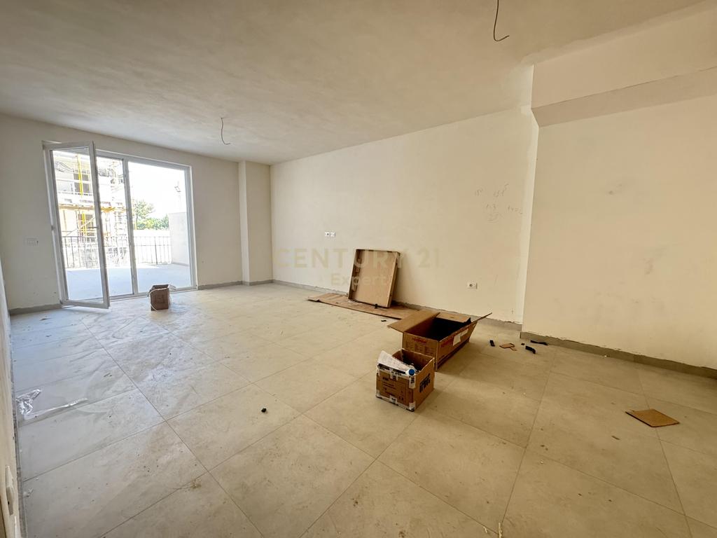 SHESIM APARTAMENT/NJESI ME 2 VERANDA TEK UNIVERS CITY!