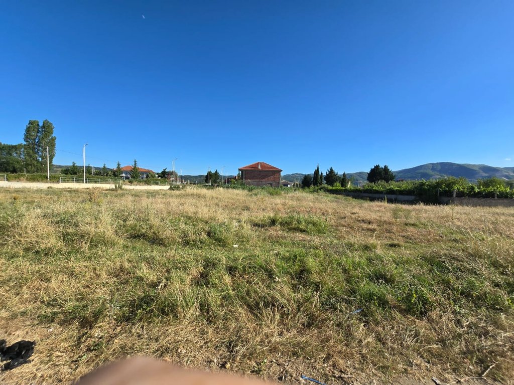 SHITET TOKË NË 968 m2, 150 METRA DISTANCE NGA LIQENI !!