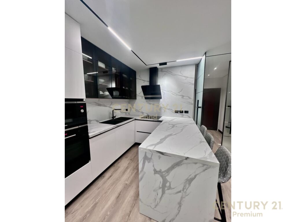 Shitet apartament 2+1+2 në Sarandë me pamje fantastike nga deti!