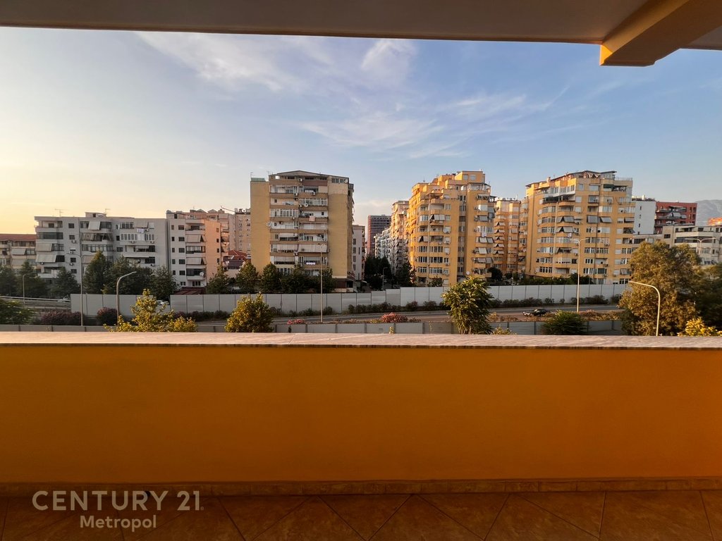 Jepen me qira 2 kate per ambjente biznesi ne Selite