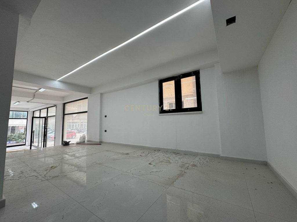 SHITET AMBIENT BIZNESI NE VLORE, BULEVARDI ISMAIL QEMALI PRANE CONAD