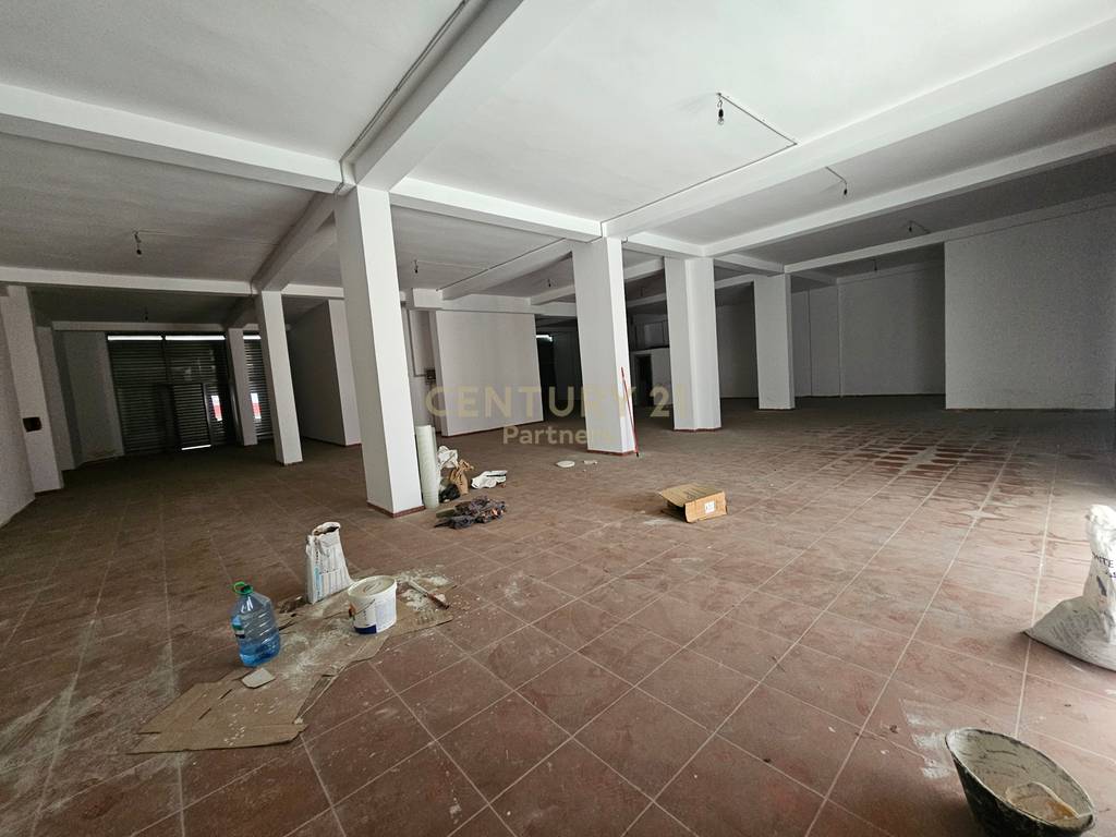 Okazion! Shesim Ambient Komercial 818m2 me 1300 euro/m2 , Yzberish! + 3 poste parkimi te perfshira ne cmim!