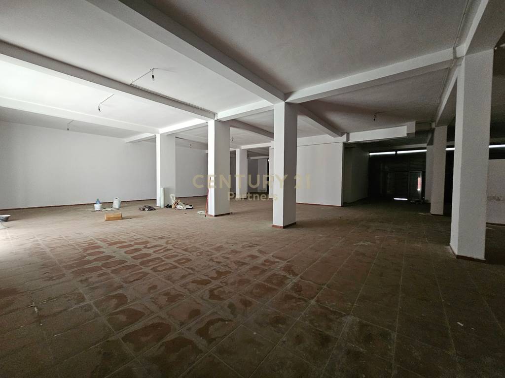 Okazion! Shesim Ambient Komercial 818m2 me 1300 euro/m2 , Yzberish! + 3 poste parkimi te perfshira ne cmim!