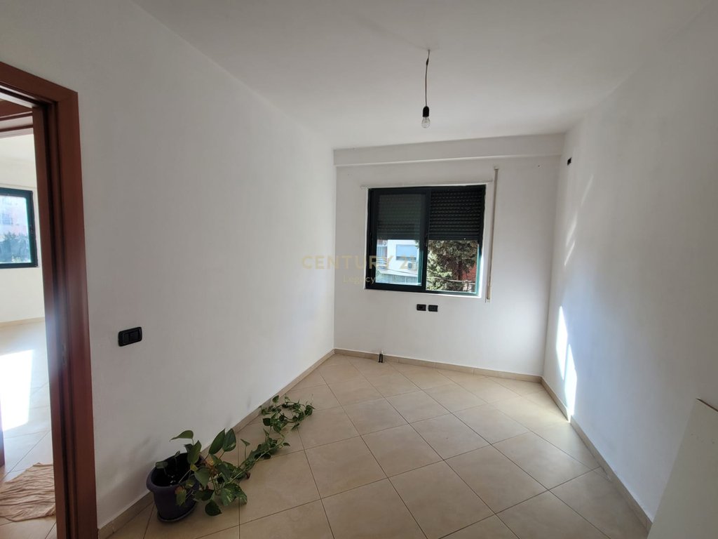 Apartament 3+1+2 tualete . Ne Fresk 200 m mbi restorant FRESKU