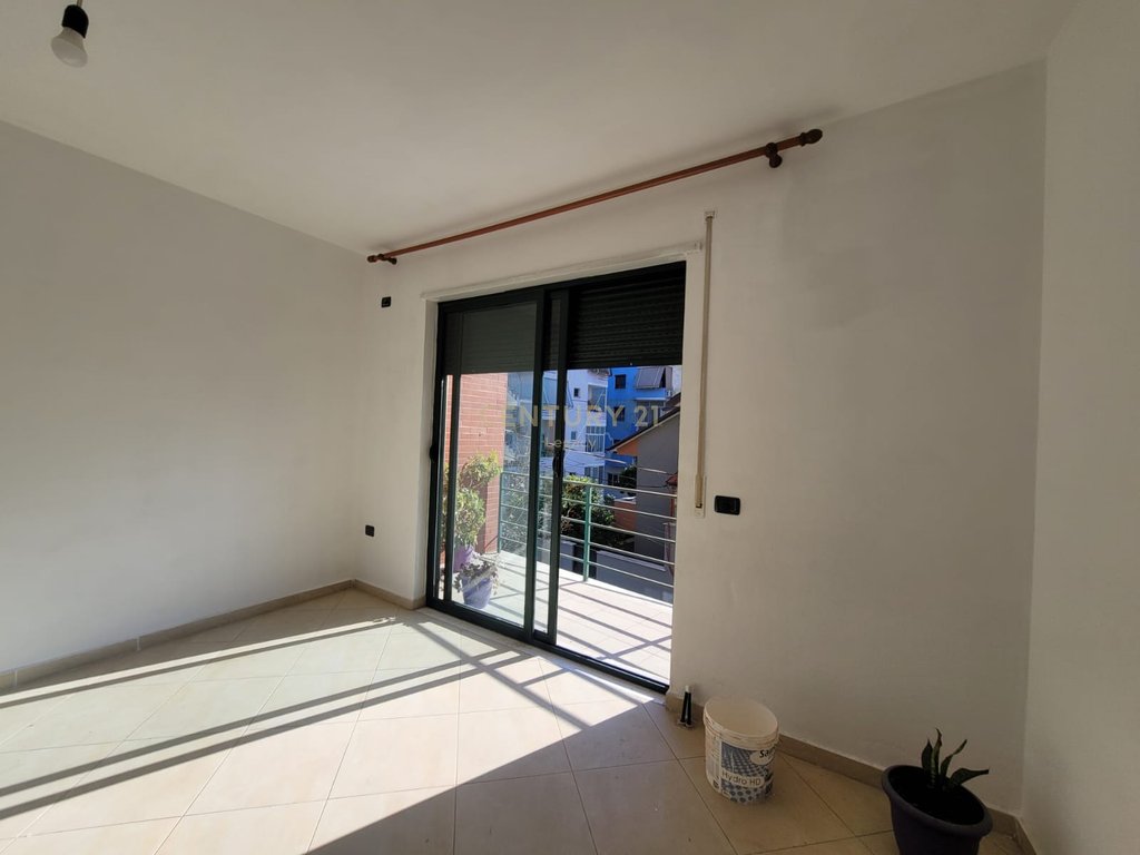 Apartament 3+1+2 tualete . Ne Fresk 200 m mbi restorant FRESKU