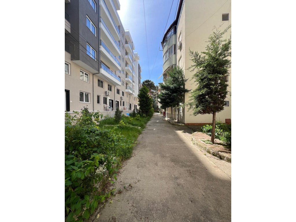 Shitet Apartament 2+1 me Verande + 2 Poste Parkimi, Golem
