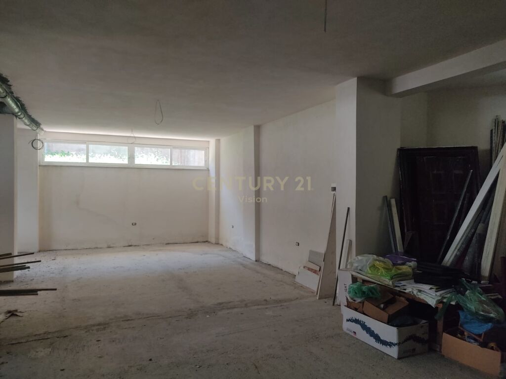 Ofrohet ambient biznesi  për shitje afër Rrugës së Gjanë, Shkodër - 191 m²