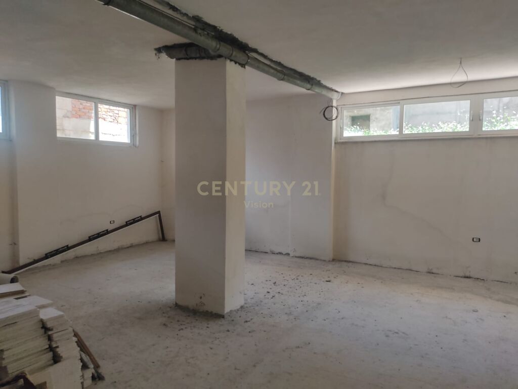 Ofrohet ambient biznesi  për shitje afër Rrugës së Gjanë, Shkodër - 191 m²