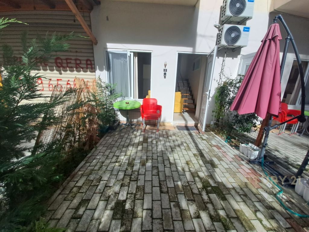 SHITEN 4 DUPLEKSE NE GOLEM  TE PISHAT E BUTA !