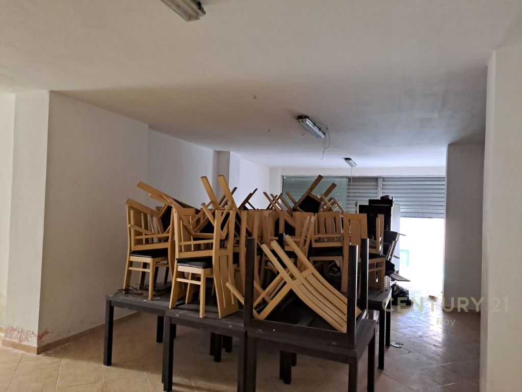 SHITET DYQAN NE RRUGEN MUJO ULQINAKU DURRES !!