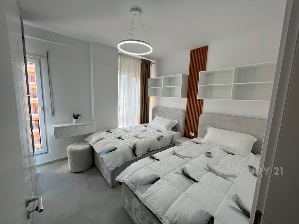 Ofrojme apartament 2+1+2 prane Shkolles se Kuqe!