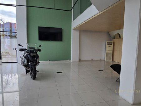 JEPET AMBJENT MULTIFUNKSIONAL NE AUTOSTRADEN TIRANE-DURRES KM7!