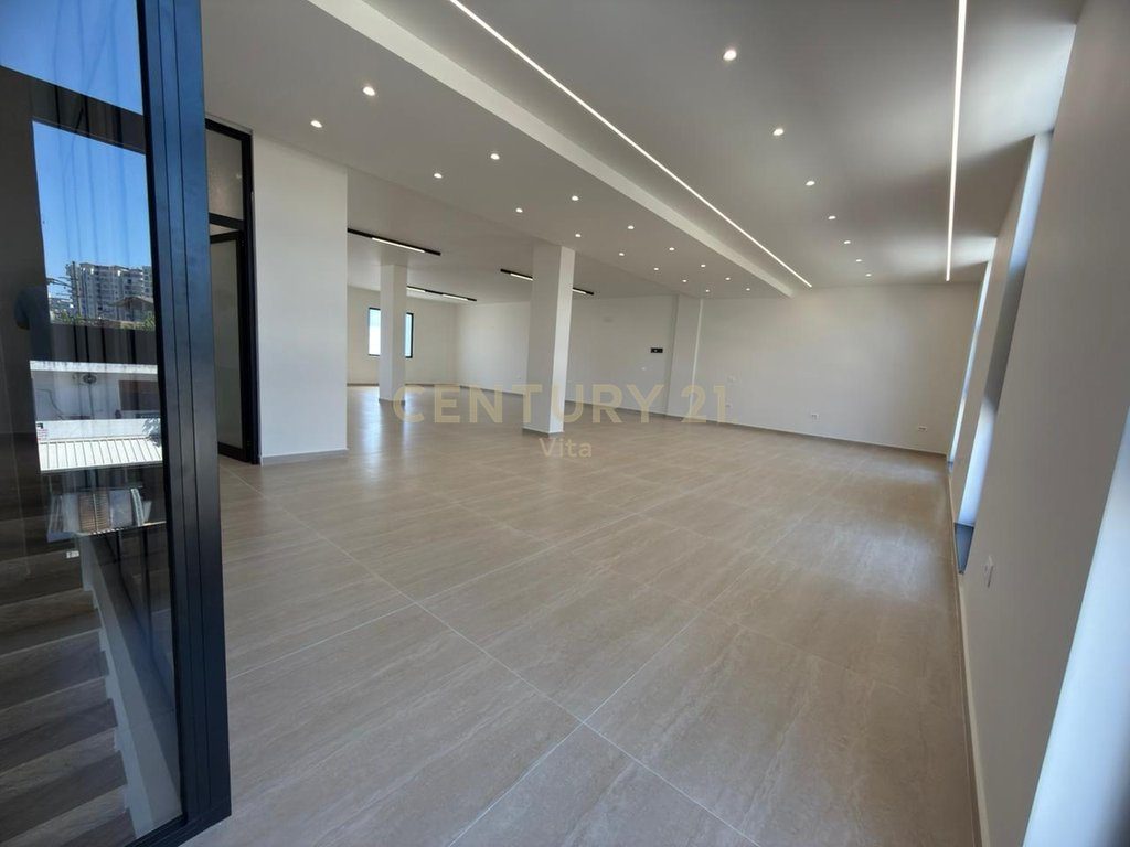 JEPET AMBIENT ME QIRA BUZE RRUGE TEK TREGU INDUSTRIAL ,DURRES  180M2 !!