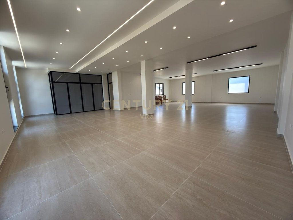 JEPET AMBIENT ME QIRA BUZE RRUGE TEK TREGU INDUSTRIAL ,DURRES  180M2 !!