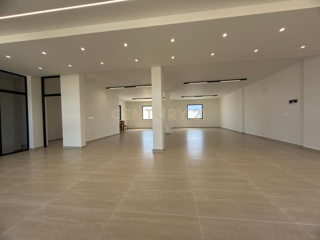 JEPET AMBIENT ME QIRA BUZE RRUGE TEK TREGU INDUSTRIAL ,DURRES  180M2 !!