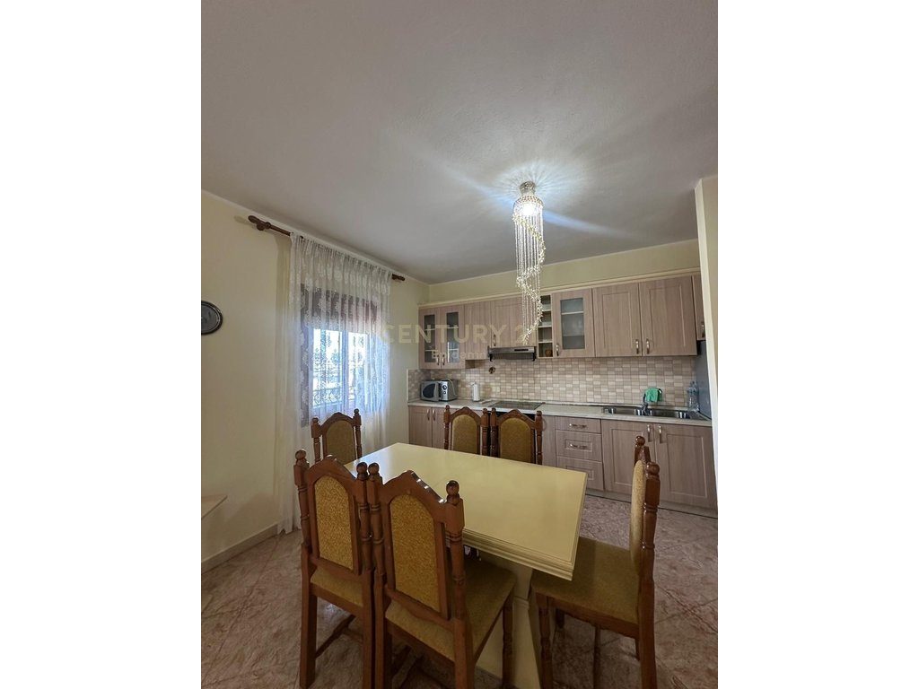 Apartament 2+1+2 Me Qira te Tregu fruta perimeve, Durrës - 450€ | 138 m²