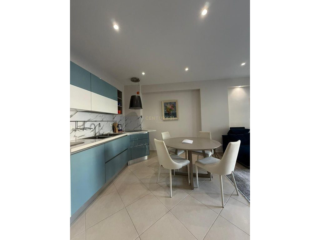 🌊 Vetëm 500 m nga Lungomare & Vlora Marina – Apartament i Mobiluar në Bulevard