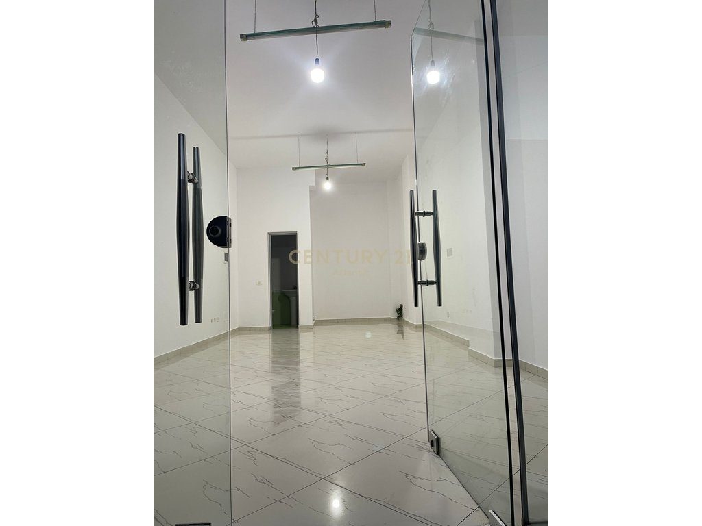 Ambient Komercial  Me Qira në Plazh Iliria, Durrës