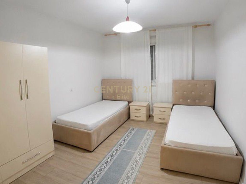 Jepet me qira apartament 3+1 ne Xhamllik!