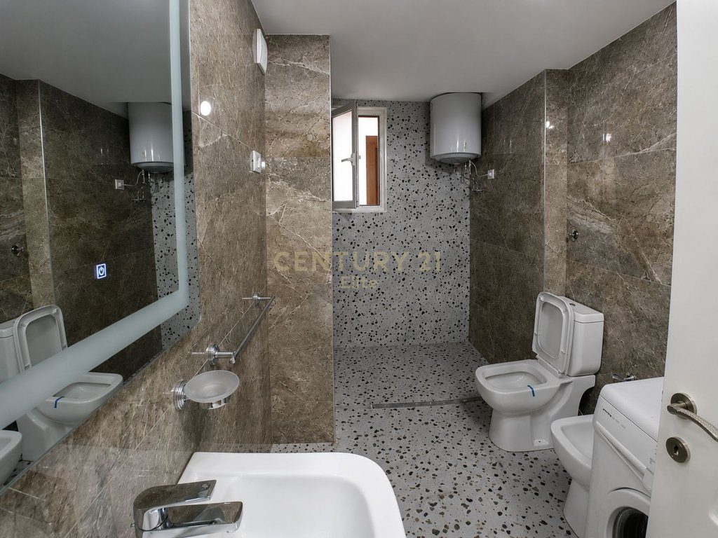 Jepet me qira apartament 3+1 ne Xhamllik!