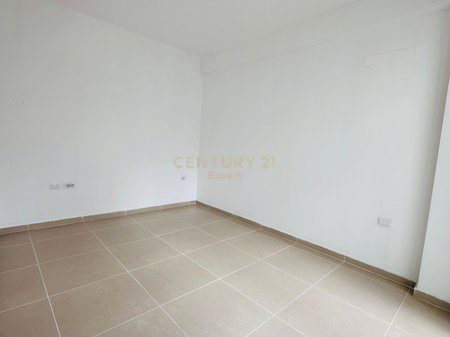 Jepet me qera ambient zyre në rezidencën “Lake View”