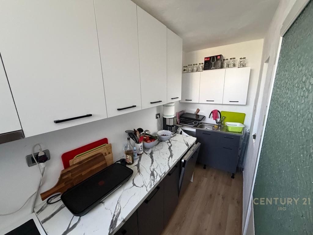 Shitet apartament 2+1 te Ali Demi!
