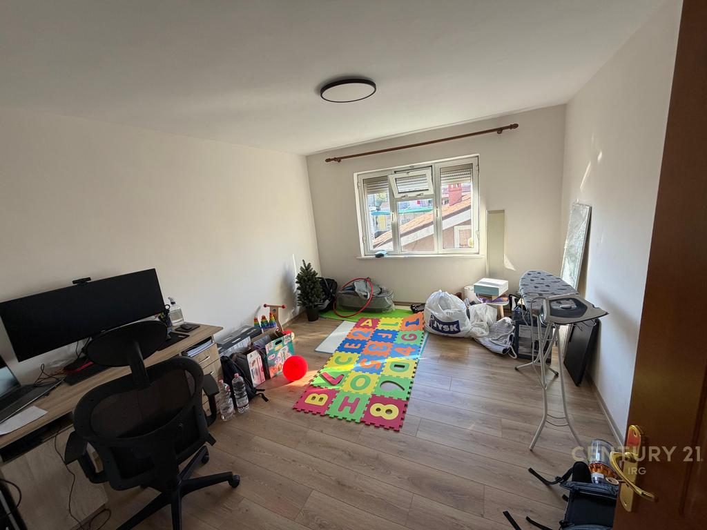 Shitet apartament 2+1 te Ali Demi!