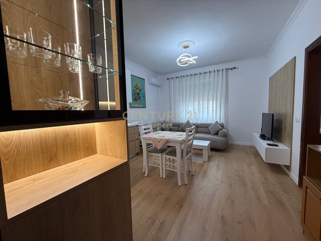APARTAMENT 2+1 GARAZH PER QIRA NE RRUGEN KONGRESI I MANASTIRIT!
