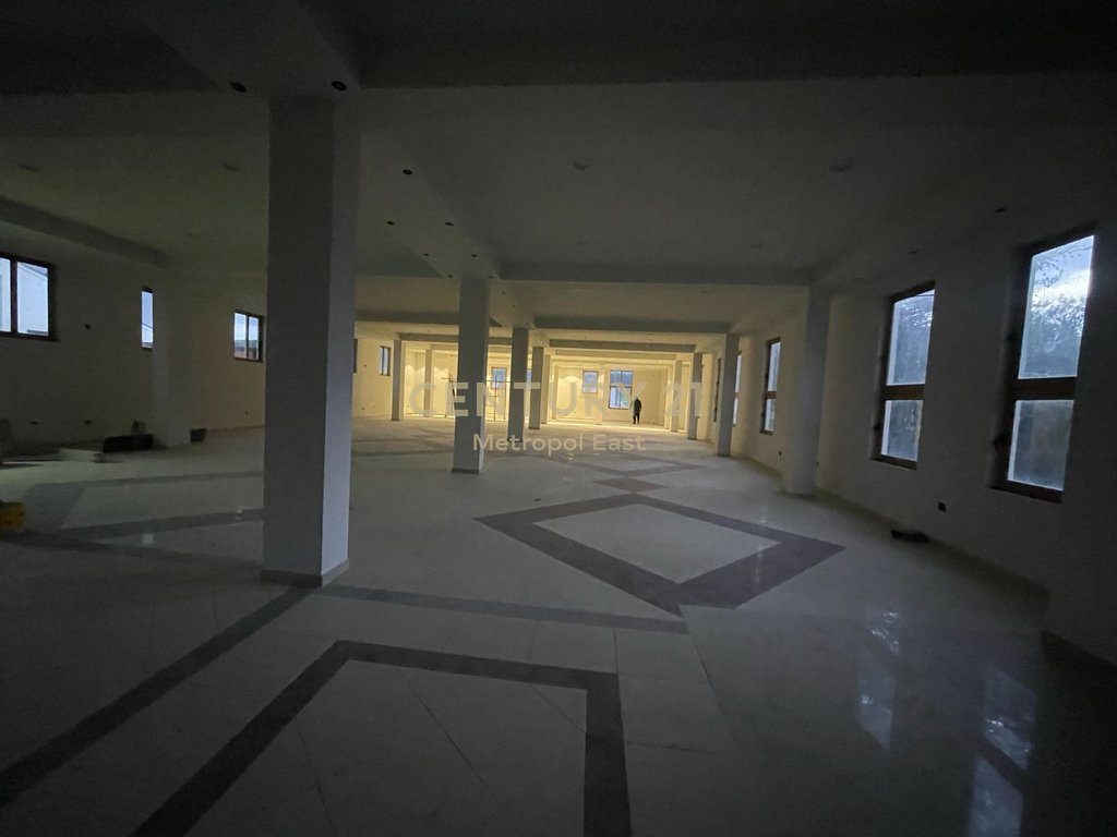 Jepet me qira Godinë Multifunksionale 3-Kateshe me Ashensor Industrial & Kapanon, ne lokacion strategjik dhe me parkim t...