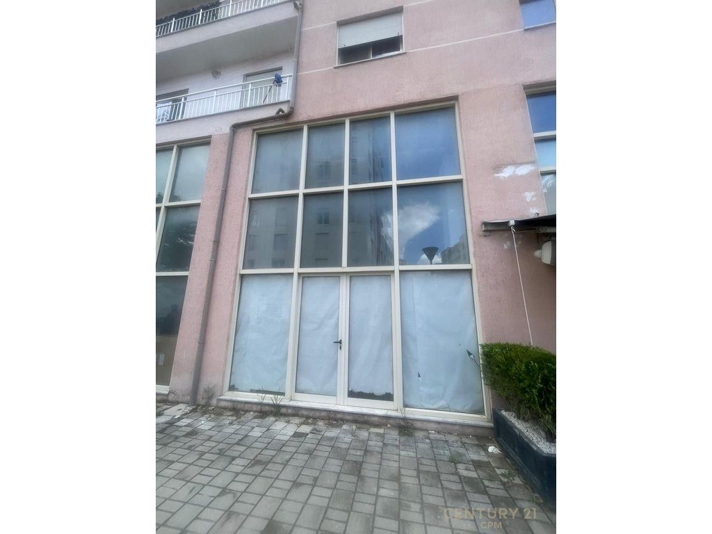 Shitet Hapesire Komerciale, Rruga Petrela, Ish stacioni i Trenit