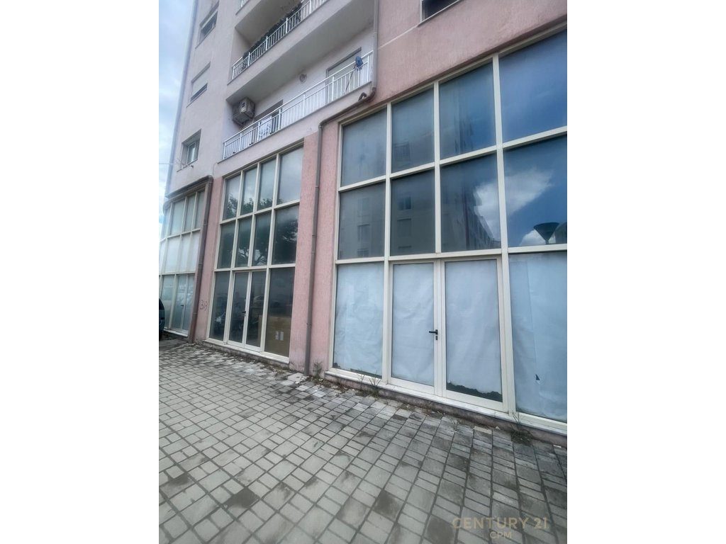 Shitet Hapesire Komerciale, Rruga Petrela, Ish stacioni i Trenit