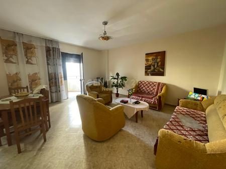 Apartament 1+1 i konvertuar 2+1 në Vijë të Parë me Detin,Pamje Panoramike Plazh Durres