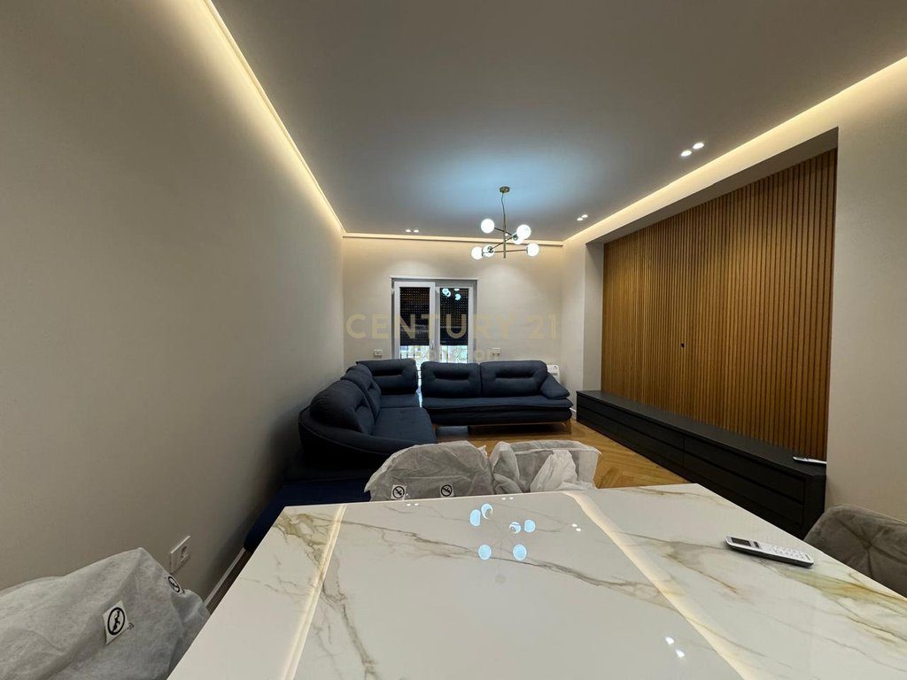 JAPIM PER QIRA  APARTAMENT 2+1+2+POST PARKIMI TEK PORTA E RE !