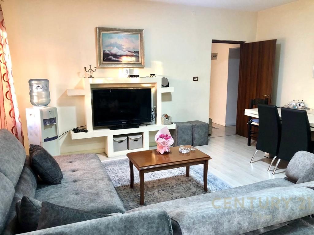 Apartament 2+1 per qira te Komuna e Parisit